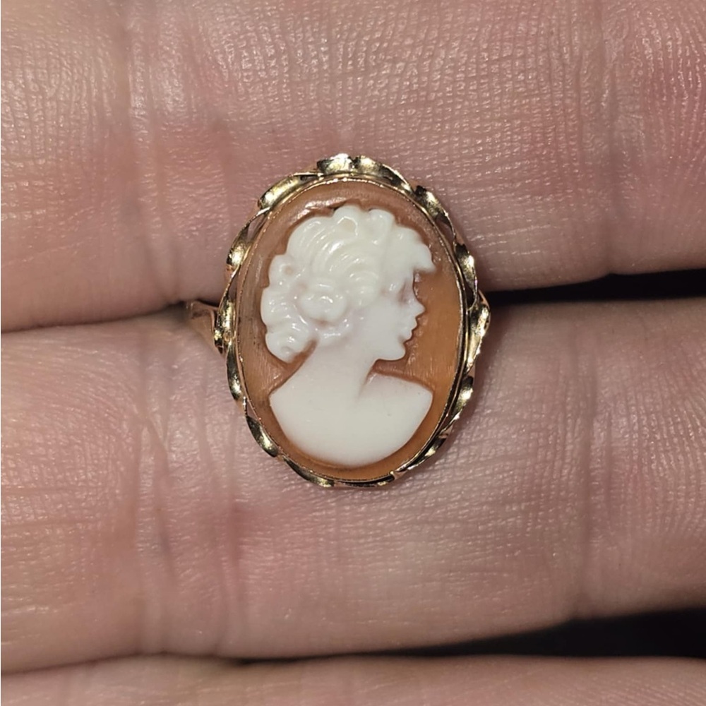 Elegant Gold Cameo Ring
